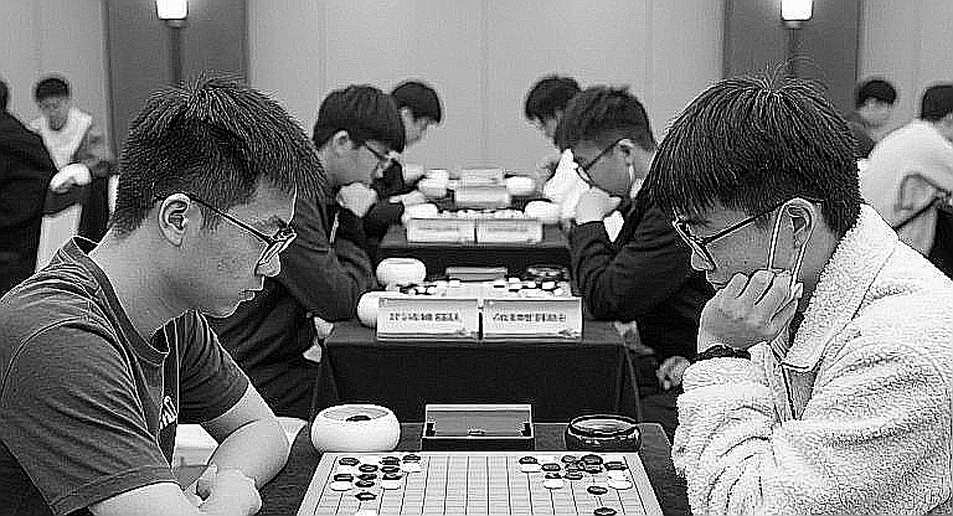 Tám kỳ thủ trên đỉnh Samarkand: Khi tiêu đề thể thao che giấu một thông báo sản phẩm